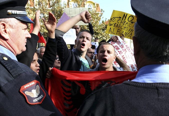 In Tirana trokken circa duizend studenten naar het parlement.