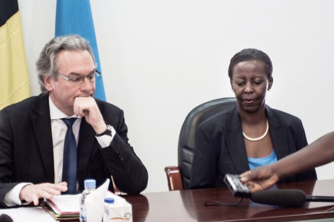 Minister van Ontwikkelingssamenwerking Jean-Pascal Labille, naast de Congolese minister Louise Mushikwabo.