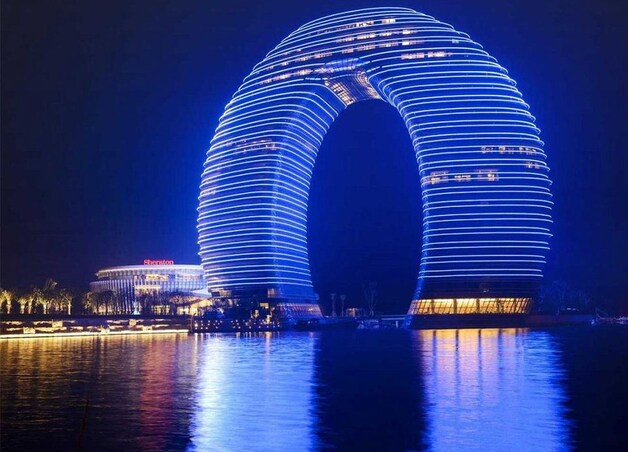 Het hotel in de vorm van een donut.
