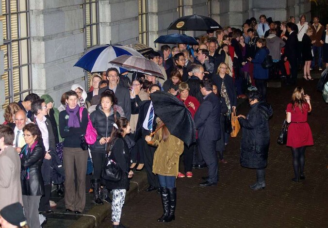 Honderden mensen wachten buiten het parlementsgebouw in Nieuw-Zeeland, waar besloten werd over het homohuwelijk.
