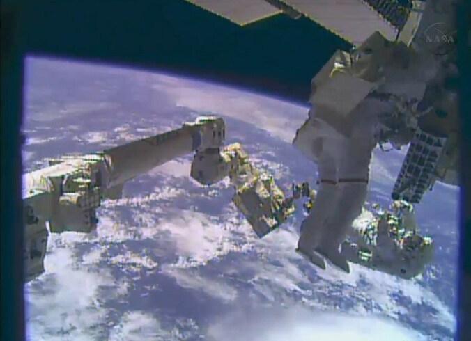 Astronauten Mike Hopkins en Rick Mastracchio tijdens een ruimtewandeling aan het ISS.