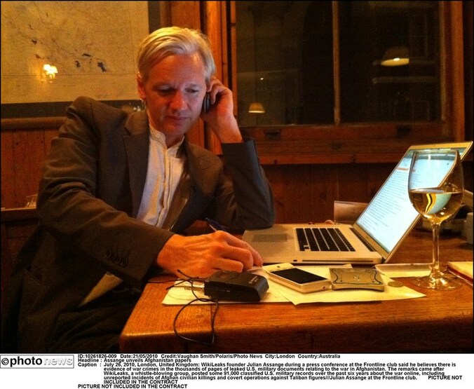 De aanvallen begonnen na de aanhouding van Julian Assange