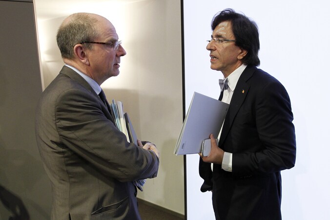 Premier Elio Di Rupo (R) en minister van Financiën Koen Geens (L).