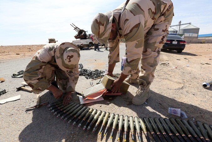 Pro-regeringstroepen controleren hun munitie, zo'n drie kilometer van Bani Walid.