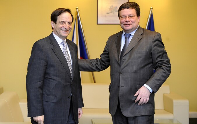 Volgens de Tsjechische minister van Defensie, Alexandr Vondra, werd de verantwoordelijke voor de inval geschorst.