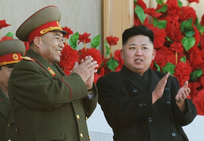 Ri Yong-Ho en Kim Jong-Un in februari 2012.