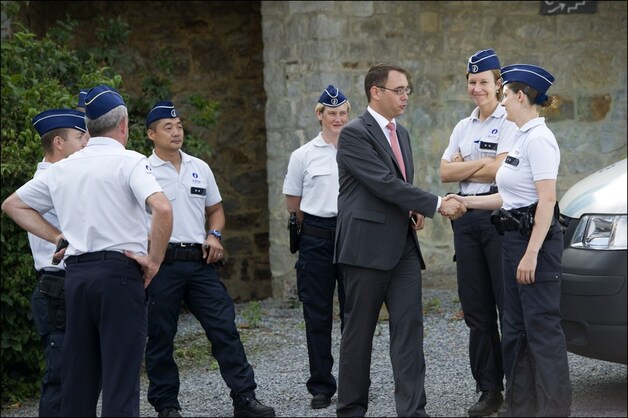 Bij het klooster is een politiemacht aanwezig.