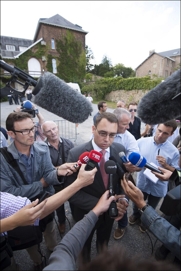 Burgemeester Maxime Prévot is ter plaatse.