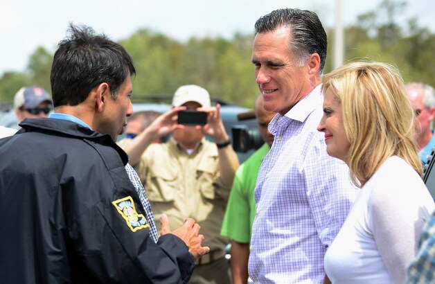 Mitt en Ann Romney worden begroet door de Republikeinse gouverneur van Louisiana Bobby Jindal.