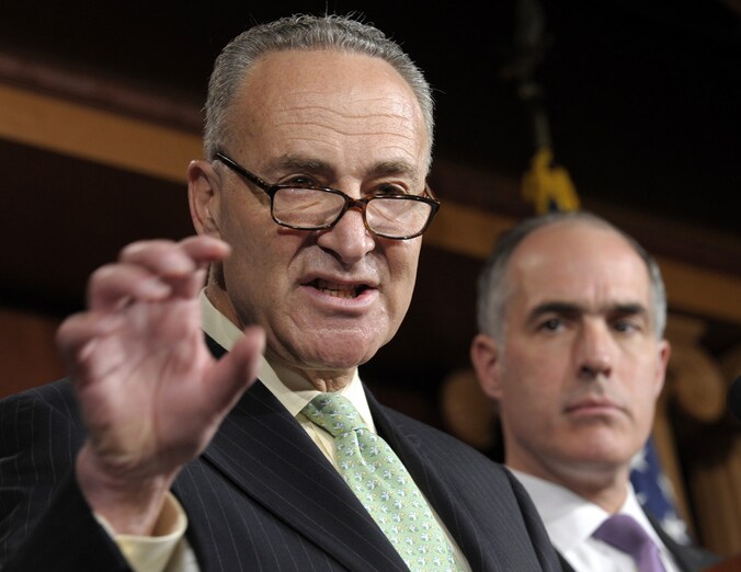 Senatoren Charles Schumer en Bob Casey.