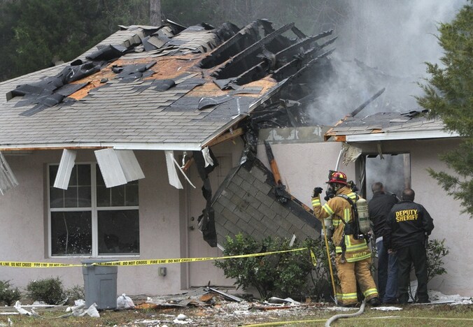 De brandweer snelt ter hulp na een vliegtuigcrash in de buurt van Flagler County, Florida.