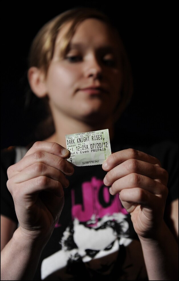 Brittany Diemer toont haar toegangskaartje van The Dark Knight Rises. De tiener zat in de filmzaal toen dolle schutter James Holmes een bloedbad aanrichtte.