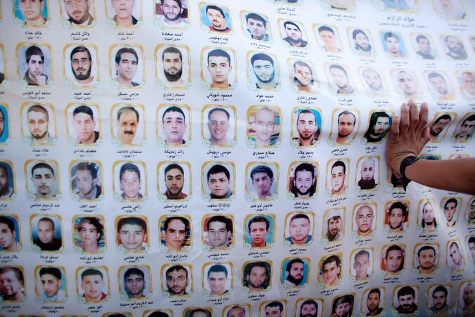 Foto's en namen van Palestijnen die in Israëlische gevangenissen zijn opgesloten.