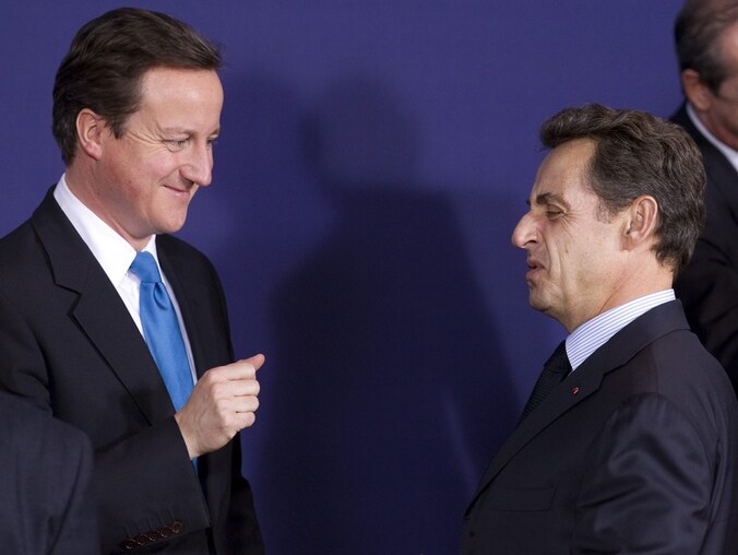Premier Cameron kon ook een zuur kijkende Sarkozy overtuigen om de begroting te plafonneren.