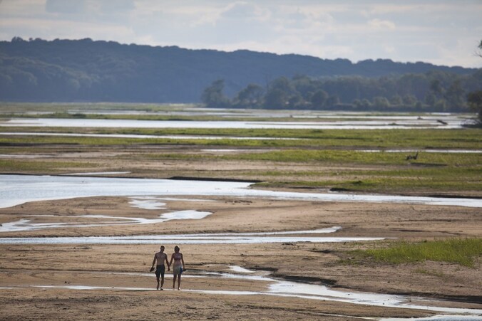 Een koppel wandelt langs de bedding van een uitgedroogde rivier in de Amerikaanse staat Nebraska.