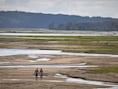 Een koppel wandelt langs de bedding van een uitgedroogde rivier in de Amerikaanse staat Nebraska.
