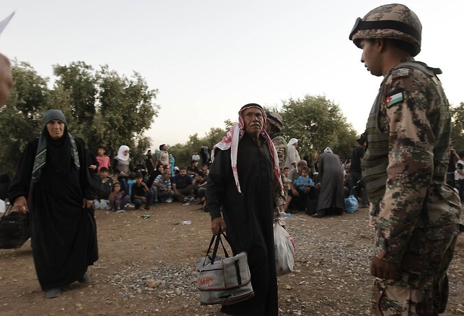 Jordaanse soldaten helpen de nieuwe Syrische vluchtelingen.