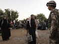Jordaanse soldaten helpen de nieuwe Syrische vluchtelingen.