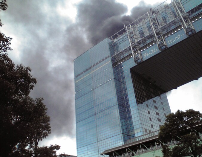Een gebouw in Tokio staat in brand na de aardbeving.