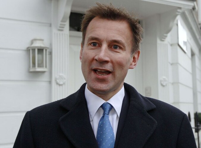 De Britse minister van Cultuur Jeremy Hunt wordt door oppositie zwaar onder vuur gelegd in de Murdoch-affaire.