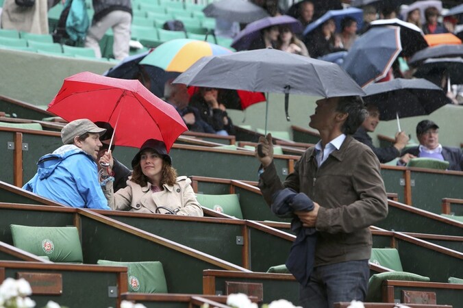 De regen is spelbreker op Roland Garros. De mannenfinale werd gisteravond stopgezet na regenval.