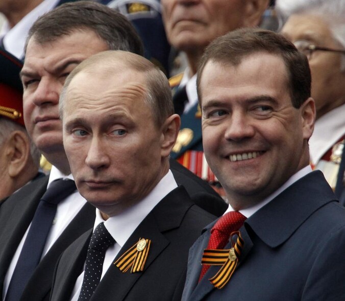 Russisch president Vladimir Poetin (L) met Dmitri Medvedev (R), premier van Rusland.