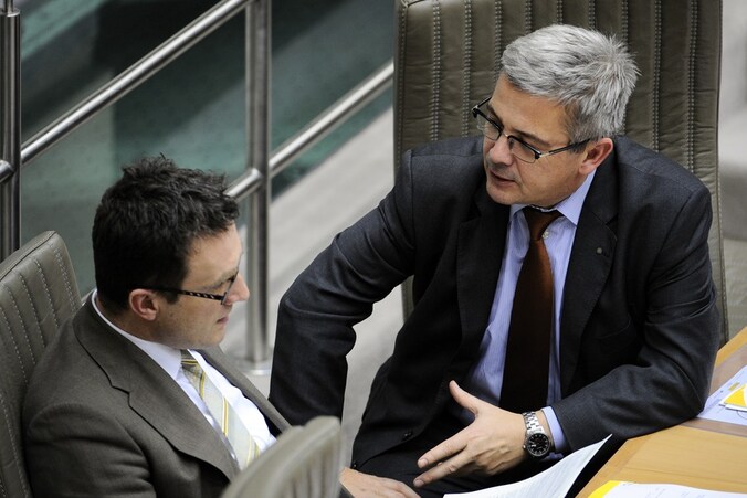Vlaams N-VA-fractieleider Kris Van Dijck (r.) met minister van Onderwijs Pascal Smet (l.).