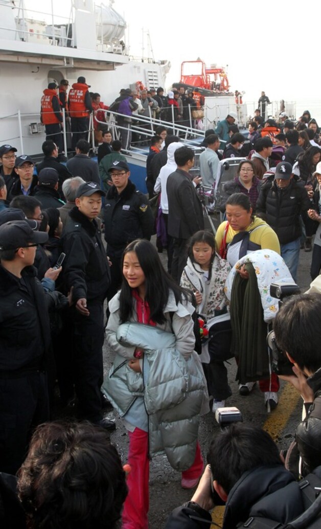 Inwoners van het eiland Yeonpyeong worden geëvacueerd.