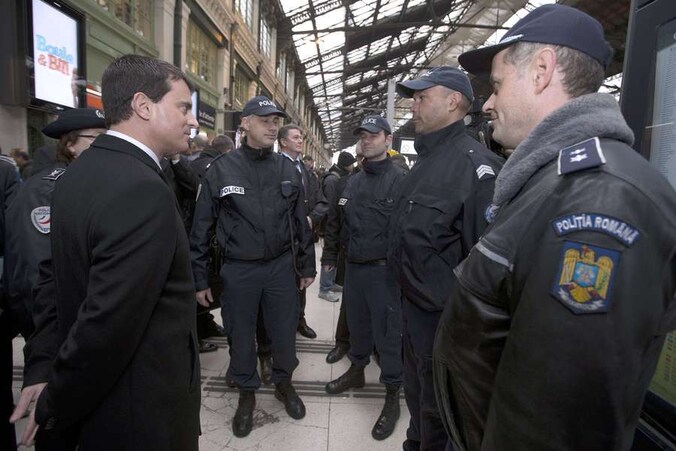 De Franse binnenlandminister Manuel Valls gaat zelf ook een deel van de nacht op patrouille.