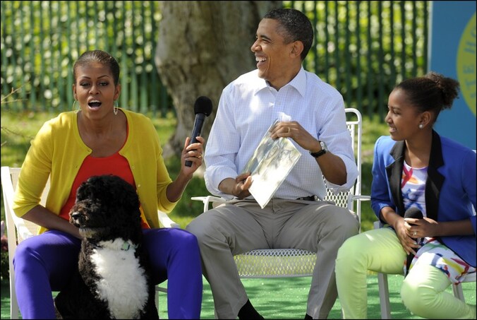 Michelle, Barack en Sasha Obama vieren Pasen in de tuin van het Witte Huis.