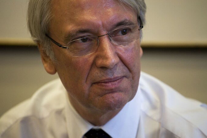 Les Hinton, de directeur-generaal van het mediabedrijf Dow Jones zou zijn ontslag hebben ingediend.