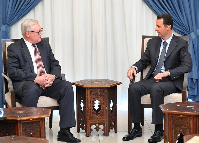 De Russische viceminister van Buitenlandse Zaken Sergei Ryabkov in gesrek met de Syrische president Assad.