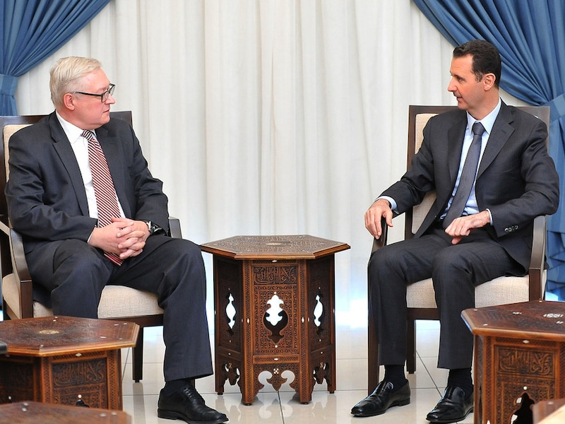 De Russische viceminister van Buitenlandse Zaken Sergei Ryabkov in gesrek met de Syrische president Assad.