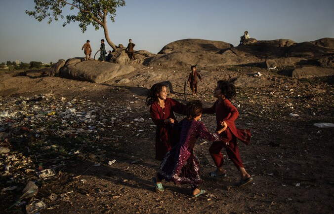 Afghaanse kinderen die zijn gevlucht naar Islamabad, Pakistan. Afghanen vormden in 2012 wereldwijd de grootste groep vluchtelingen.