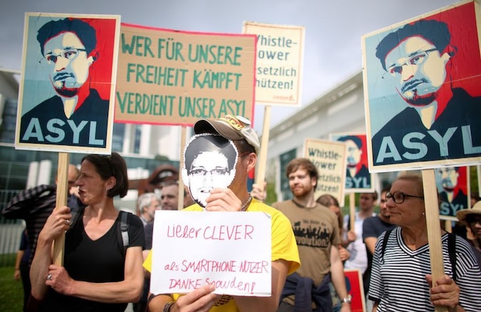 Demonstranten in Duitsland vinden dat Edward Snowden daar asiel moet krijgen.