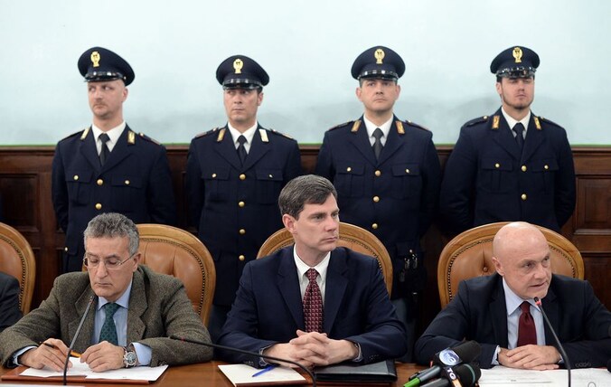 De codenaam van de operatie was 'New Bridge' en de Italiaanse politie heeft twee jaar onderzoek gedaan om deze operatie uit te kunnen voeren. Op deze foto de Amerikaanse aanklager William Nardini (midden), die wordt geflankeerd door Amerikaanse en Italiaanse collega's.