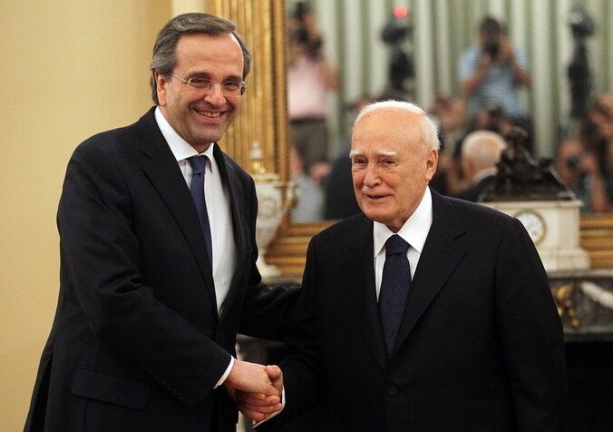President Karolos Papoulias (R) zal Griekenland vertegenwoordigen op de komende eurotop.