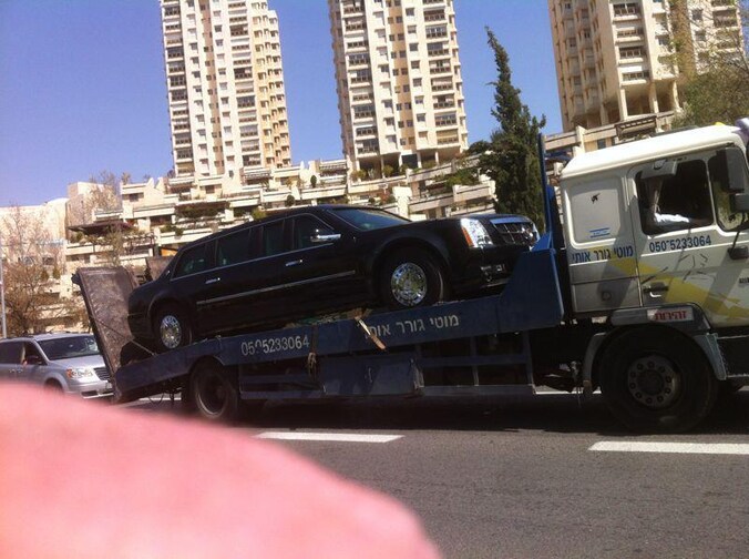 De presidentiële limousine op een takelwagen in Israël.