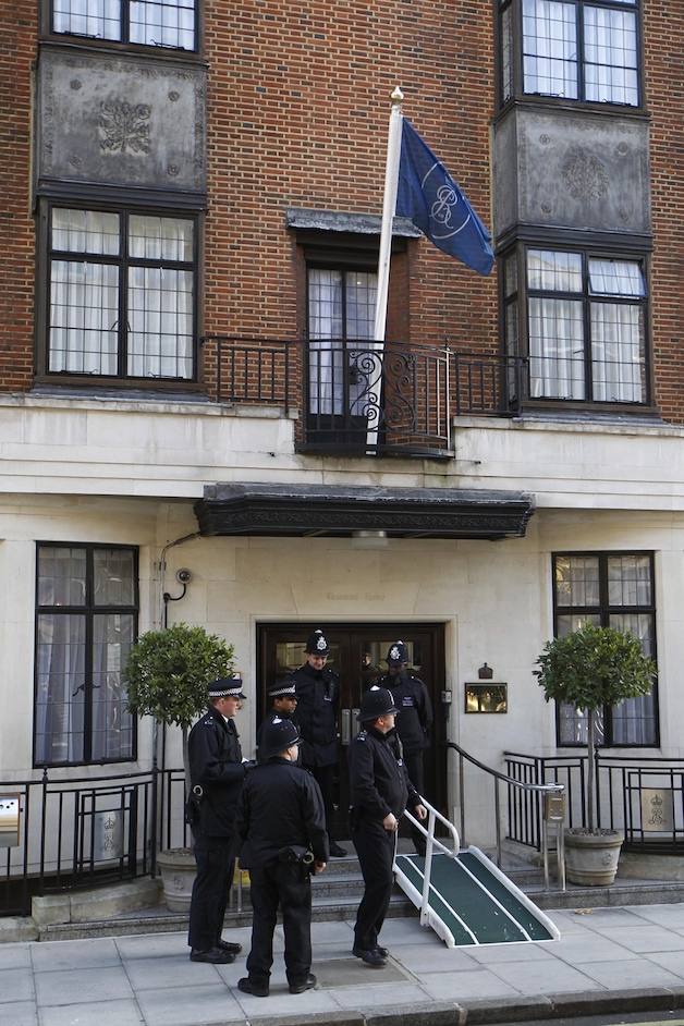 Scotland Yard vatte dinsdag post voor het ziekenhuis.