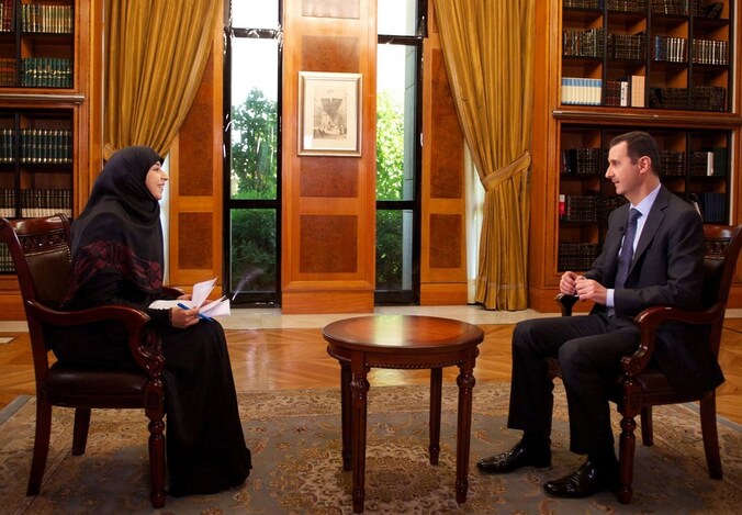 Assad tijdens het interview met het televisiestation al-Manar.