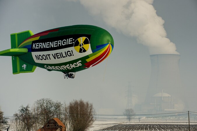 Greenpeace vloog in januari met een zeppelin boven de kerncentrale van Doel (Beveren).