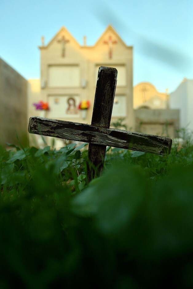 Graven zonder naam van verdronken migranten op Lampedusa.