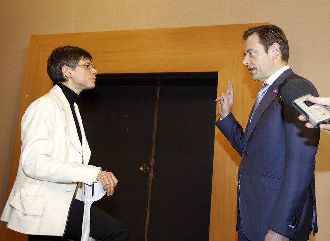 De Wever legt de eed af bij Antwerps gouverneur Cathy Berx (CD&amp;V).