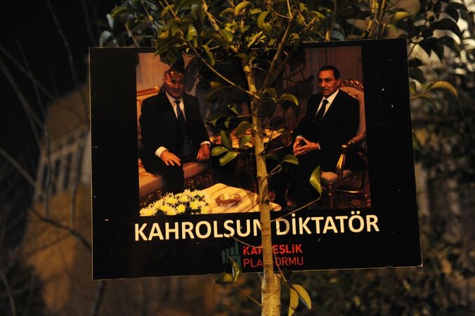 Demonstranten hebben aan het Egyptische consulaat in de Turkse metropool Istanboel deze foto van Moebarak en Nethanyahu opgehangen.