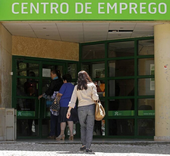 Portugese werklozen bij een arbeidsbemiddelingsbureau in Lissabon.