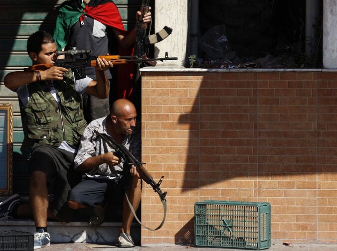 Rebellen vuren op Kadhafigetrouwen in een erg onrustig Tripoli.