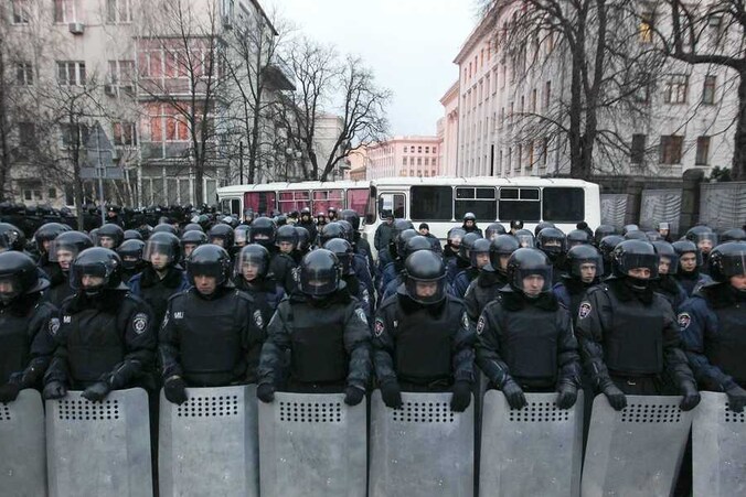 Oproerpolitie blokkeert het presidentieel kantoor in Kiëv.