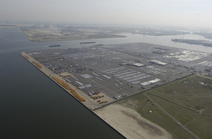 Het Waaslandkanaal vanuit de lucht.