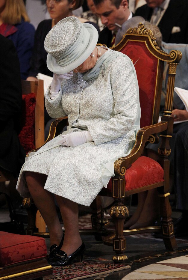 De Queen moest haar tranen even drogen tijdens een ceremonie.