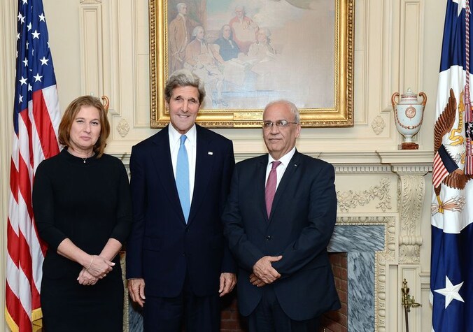 De Amerikaanse minister van Buitenlandse Zaken Kerry (midden) met de Israëlische minister van Justitie Tzipi Livni (links) en het Palestijnse hoofd van de onderhandelingsdelegatie Saeb Erekat.